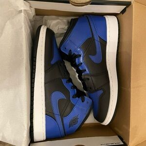 Jordan 1 Mid Grade School 5.5Y